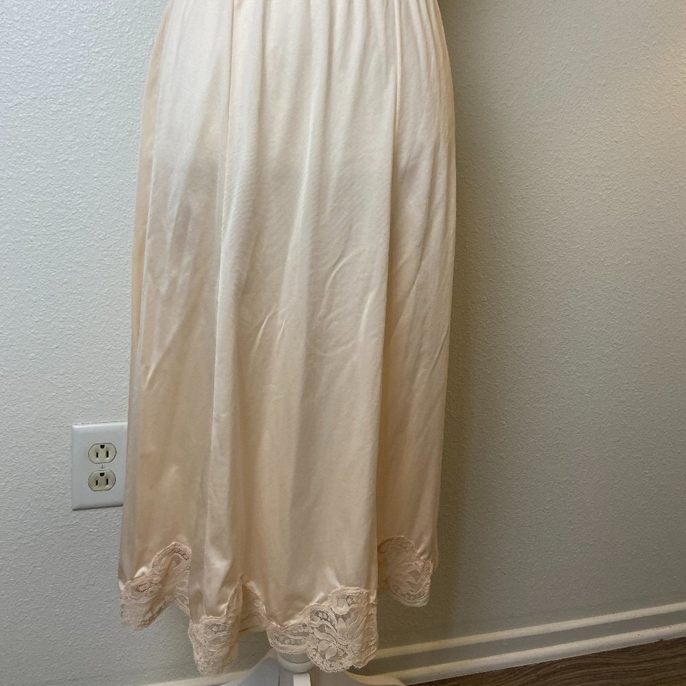 Vintage Half slip Skirt Sz S 100% nylon Lace Light Peach Sz M